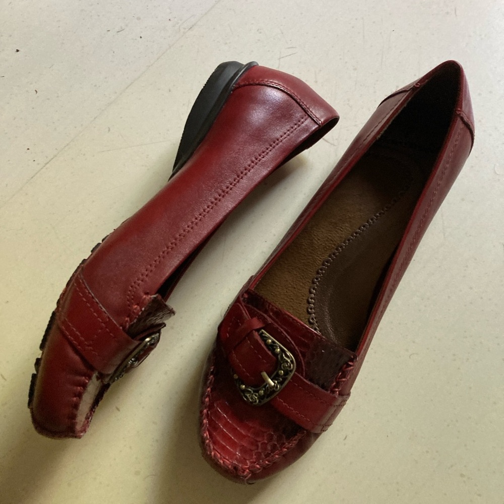 BareTraps Red Flats with Textured Design - Picture 2 of 4